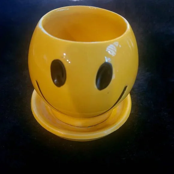 Vintage Yellow McCoy Pottery Smiley Face Planter, Model 0386 - Picture 1 of 7